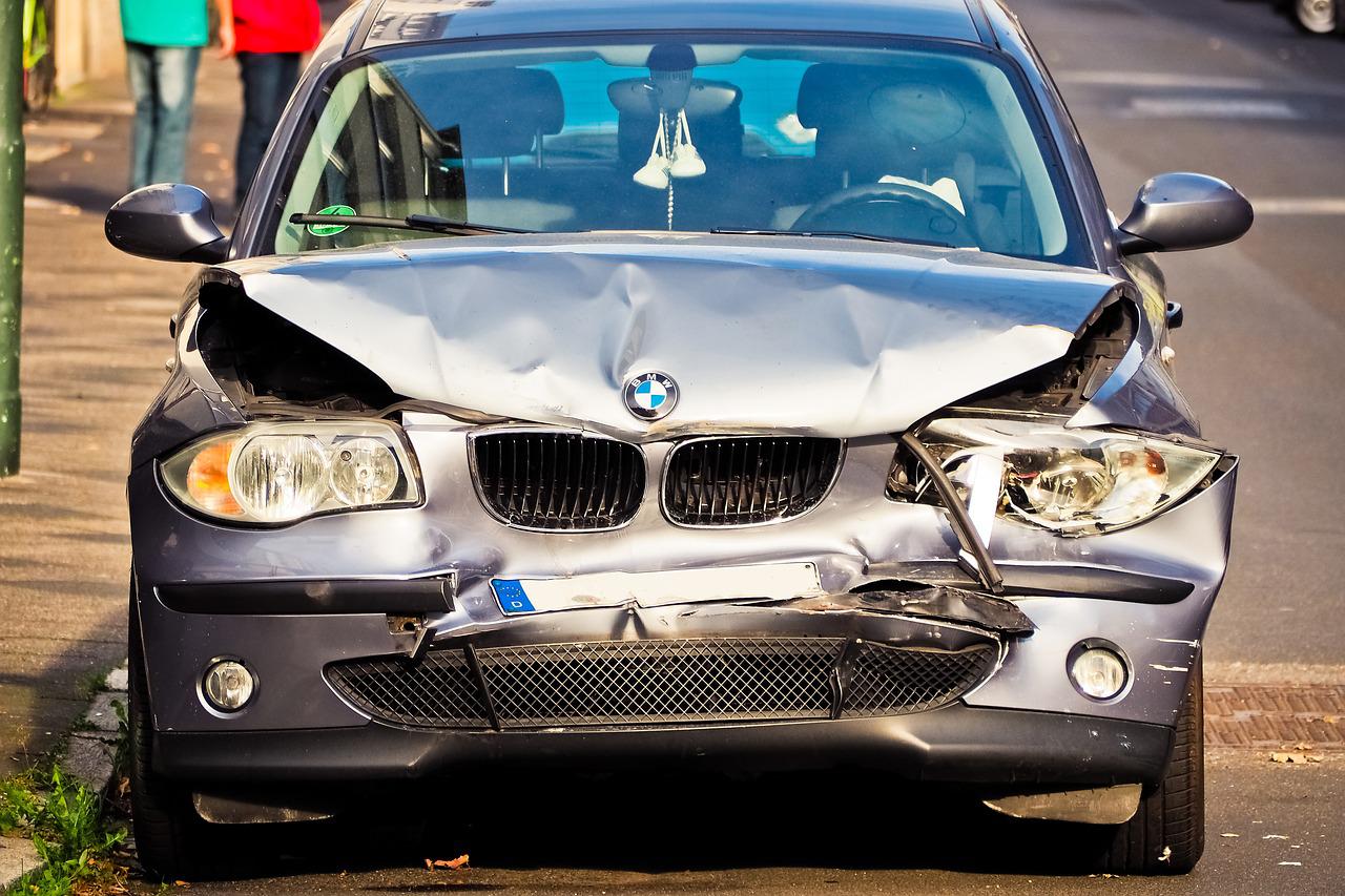 Kto traci zniżki w przypadku kolizji – kierowca czy właściciel?